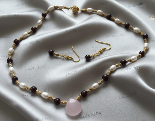 Parure petits rubis polis véritables avec perles de culture et quartz rose sculpté NACRELUNE parure