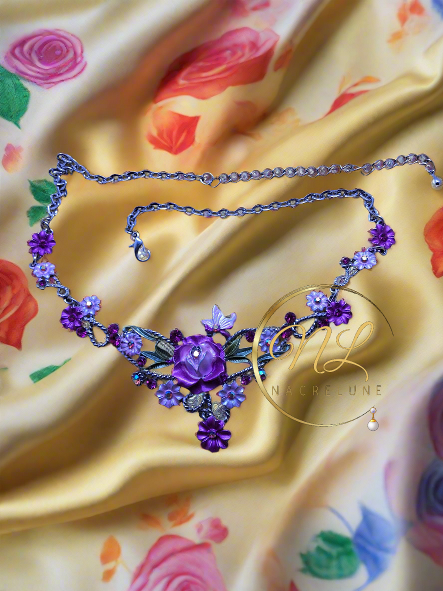 collier en émail rose avec des fleurs délicates