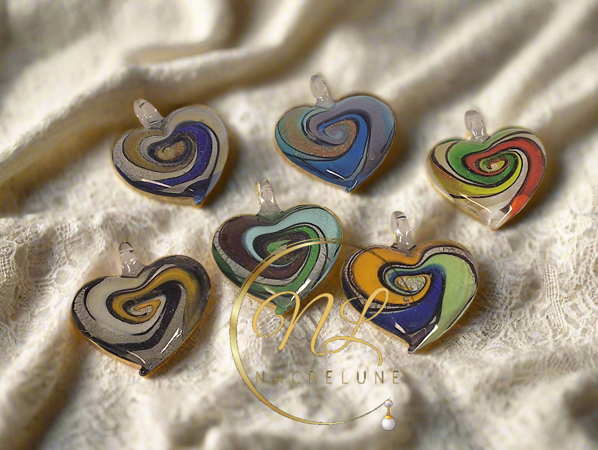 Pendentif coeur en verre multicolore