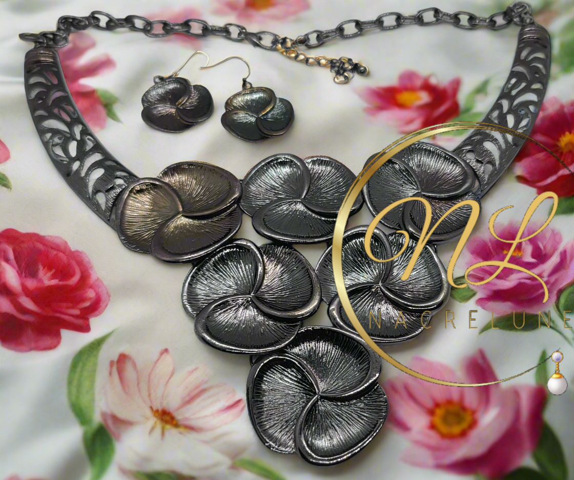 parure unique comprend un collier et une paire de boucles d'oreilles en métal argenté et doré, ornés de délicates fleurs.
