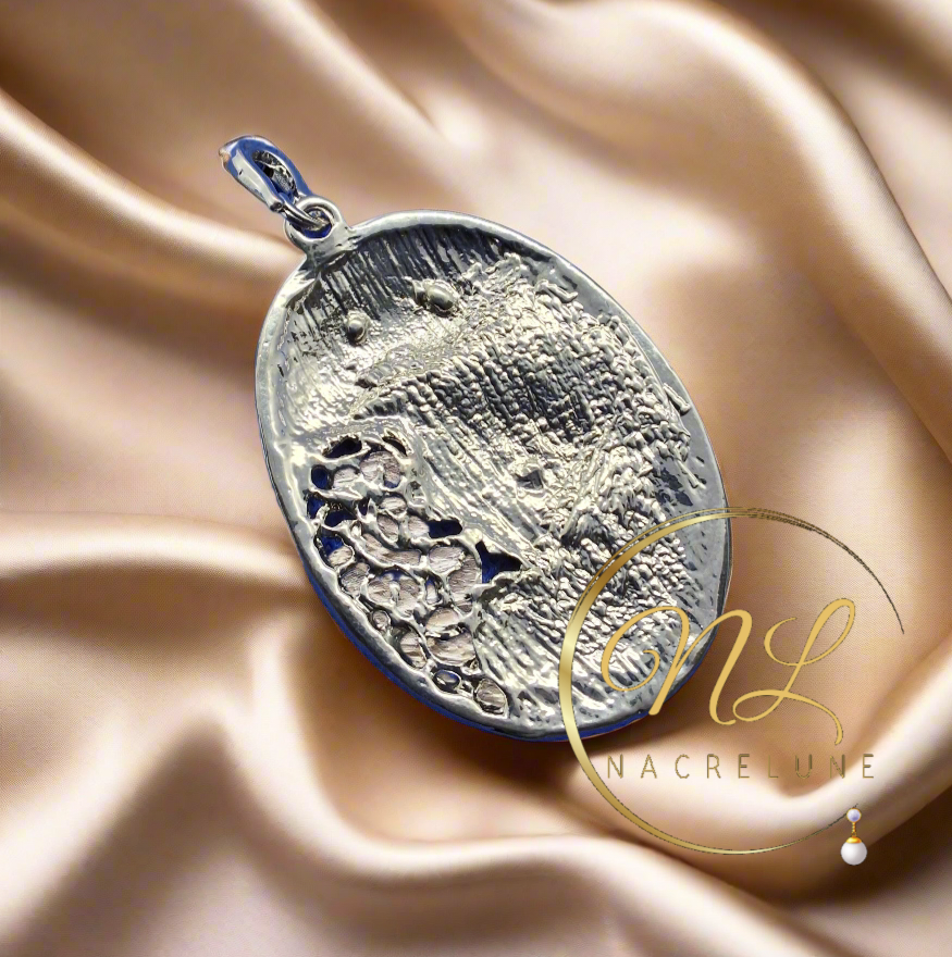 Pendentif en forme de masque vu de dos