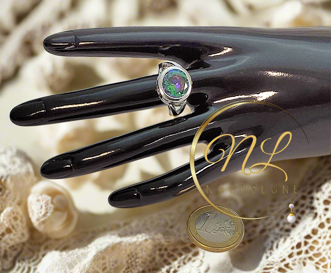 Bague en argent avec topaze taillée traitée mystique