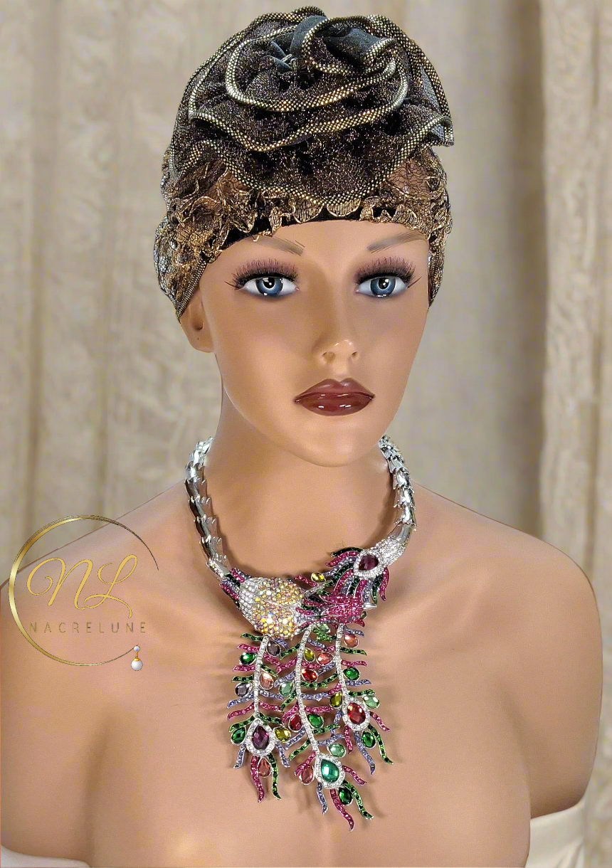 Collier en strass multicolores représentant un paon monté sur métal argenté
