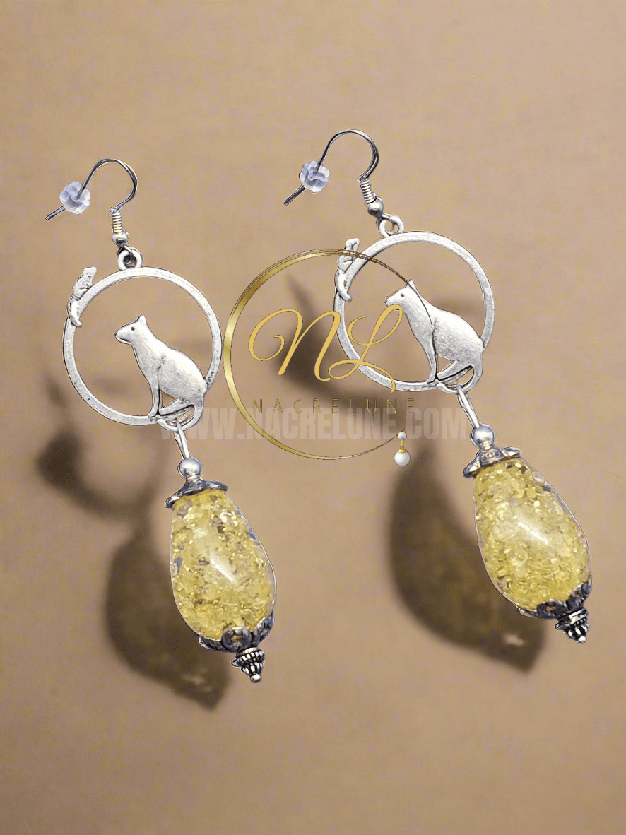 boucles d’oreille chat avec grande perle d’ambre reconstituée