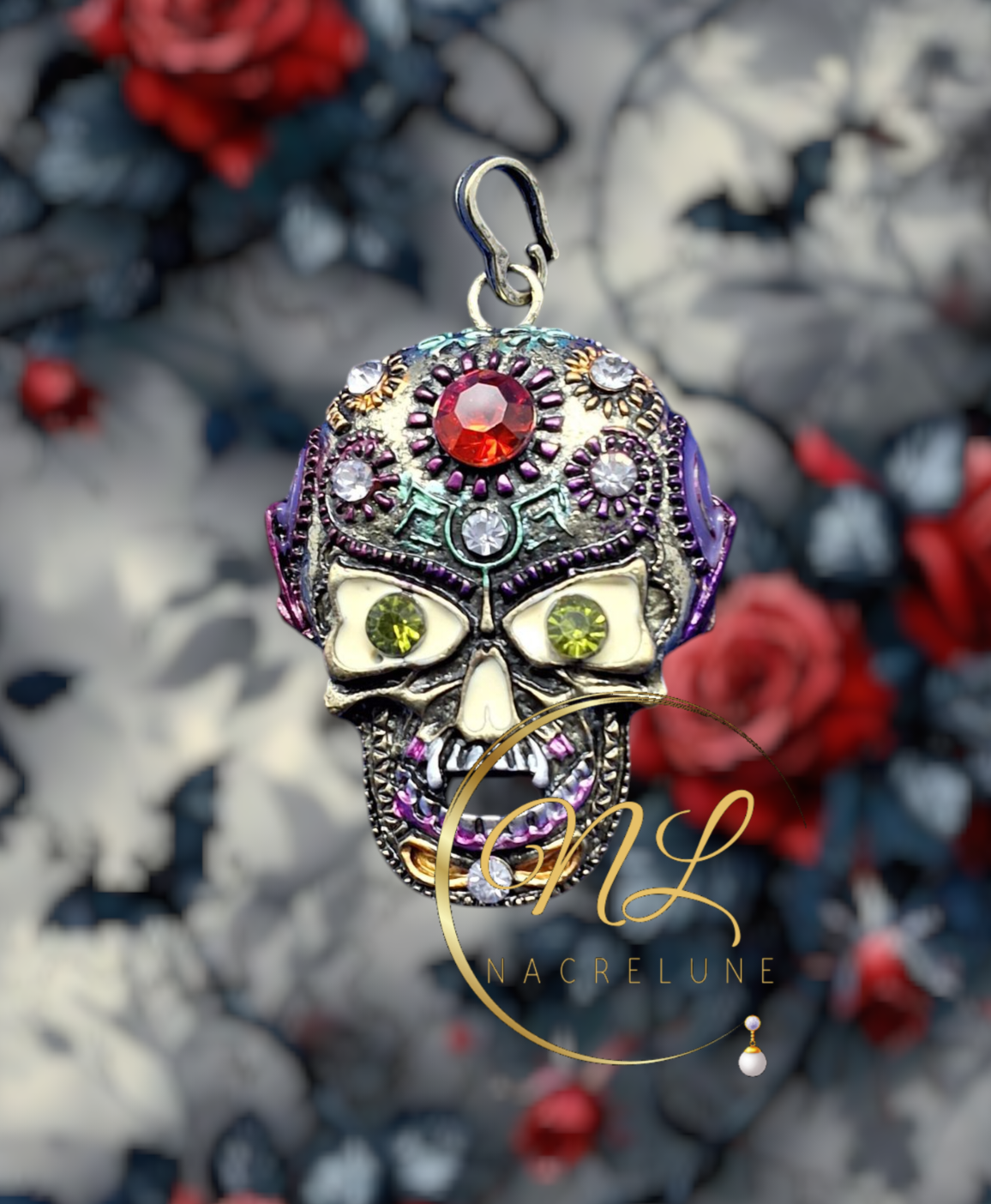 Pendentif mexicain ou gothique tête de mort, yeux verts