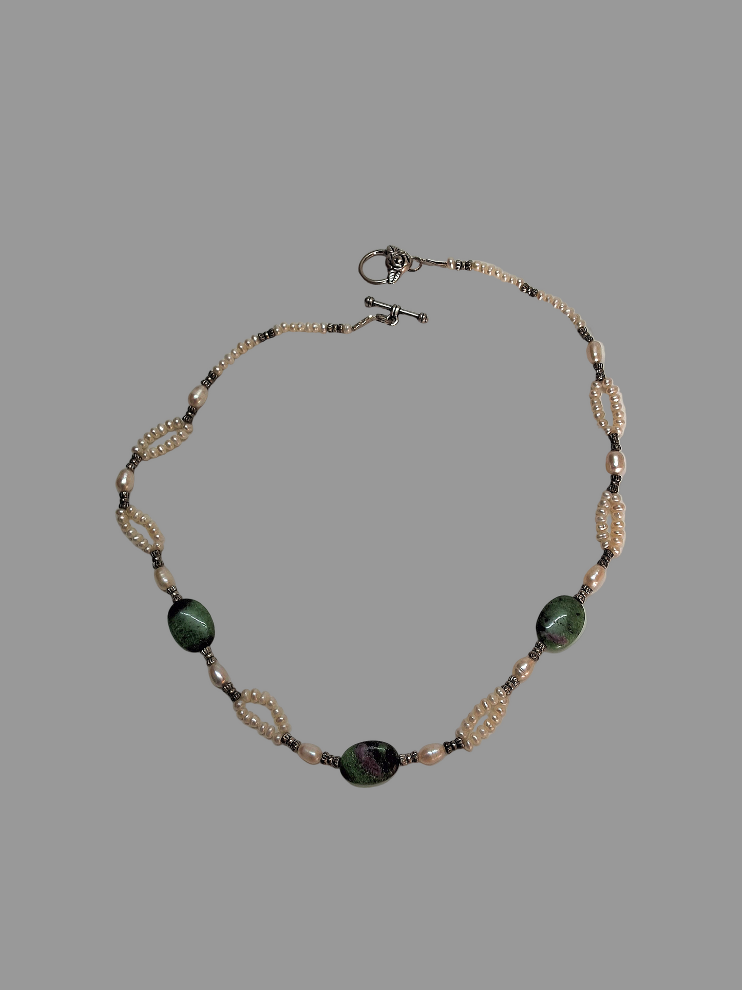 Collier en perles de culture et rubis zoïsites polis NACRELUNE collier