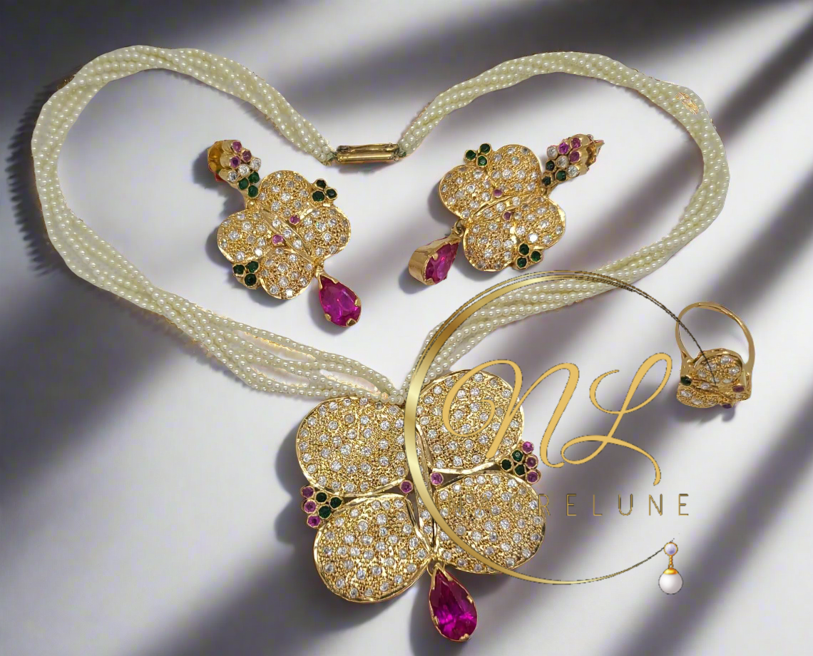 un collier et boucles d'oreilles en perles fines avec des pierres de zirconium rose