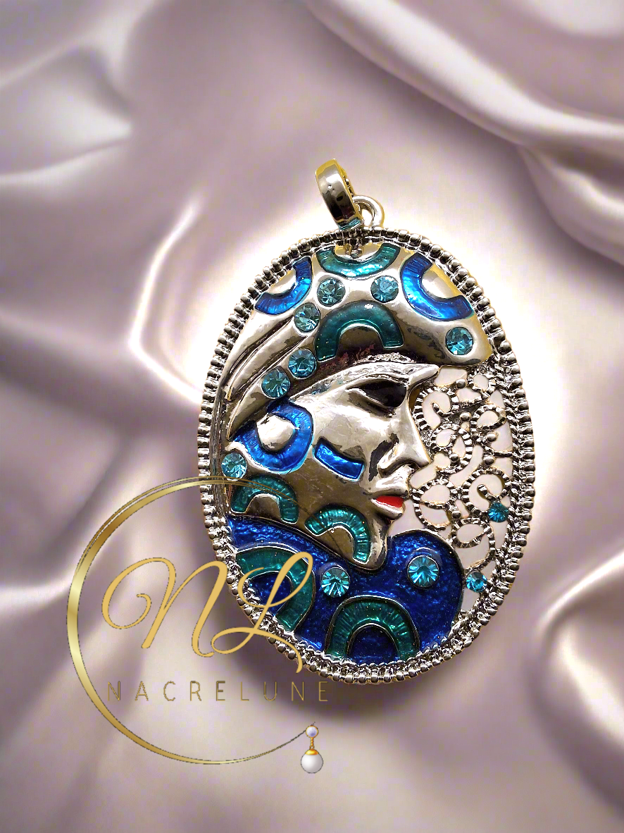 Pendentif en forme de masque bleu