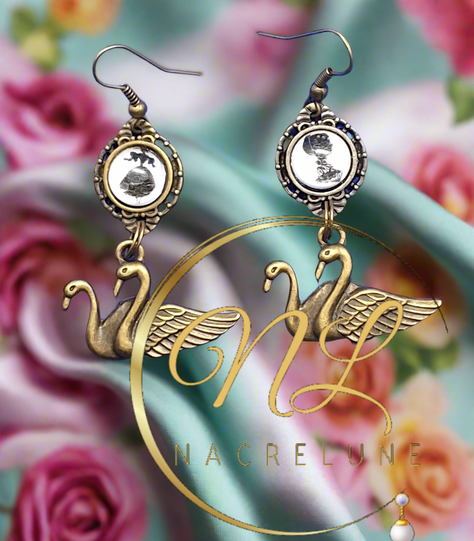 boucles d’oreille cygnes avec camée, en couleur or vieilli avec leur camée représentant une jolie dame