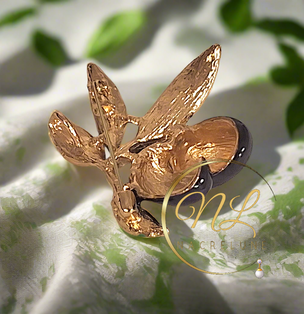 Broche en forme de petite branche d’olivier avec olives noires