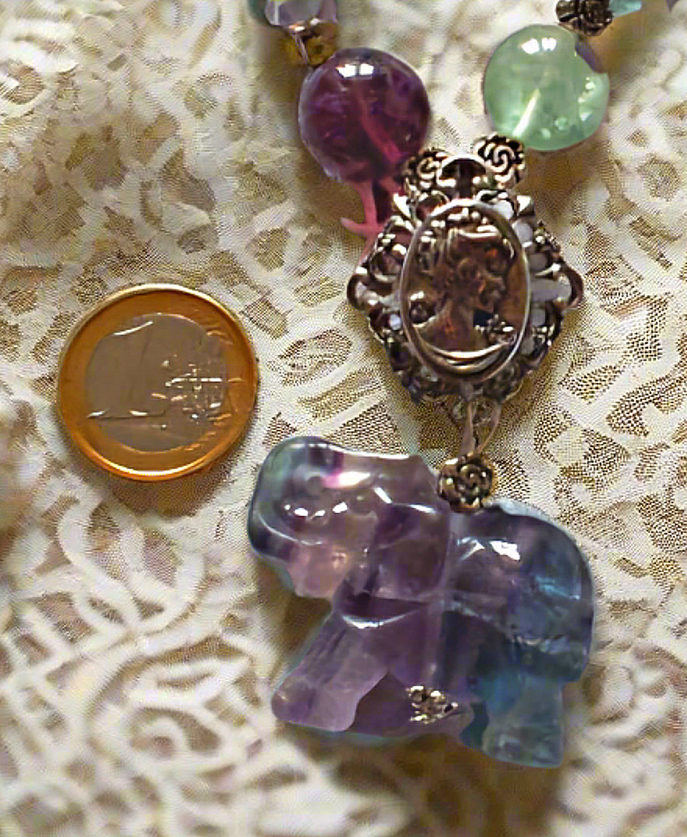 Collier en perles et elephant sculptés en fluorite naturelle et perles avec camée métal