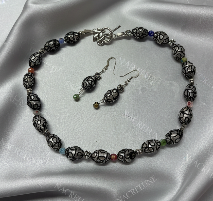 Parure en perles de verre dentelle noire avec millefleurs NACRELUNE parure