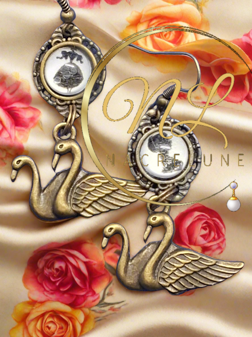 boucles d’oreille cygnes avec camée, en couleur or vieilli avec leur camée représentant une jolie dame