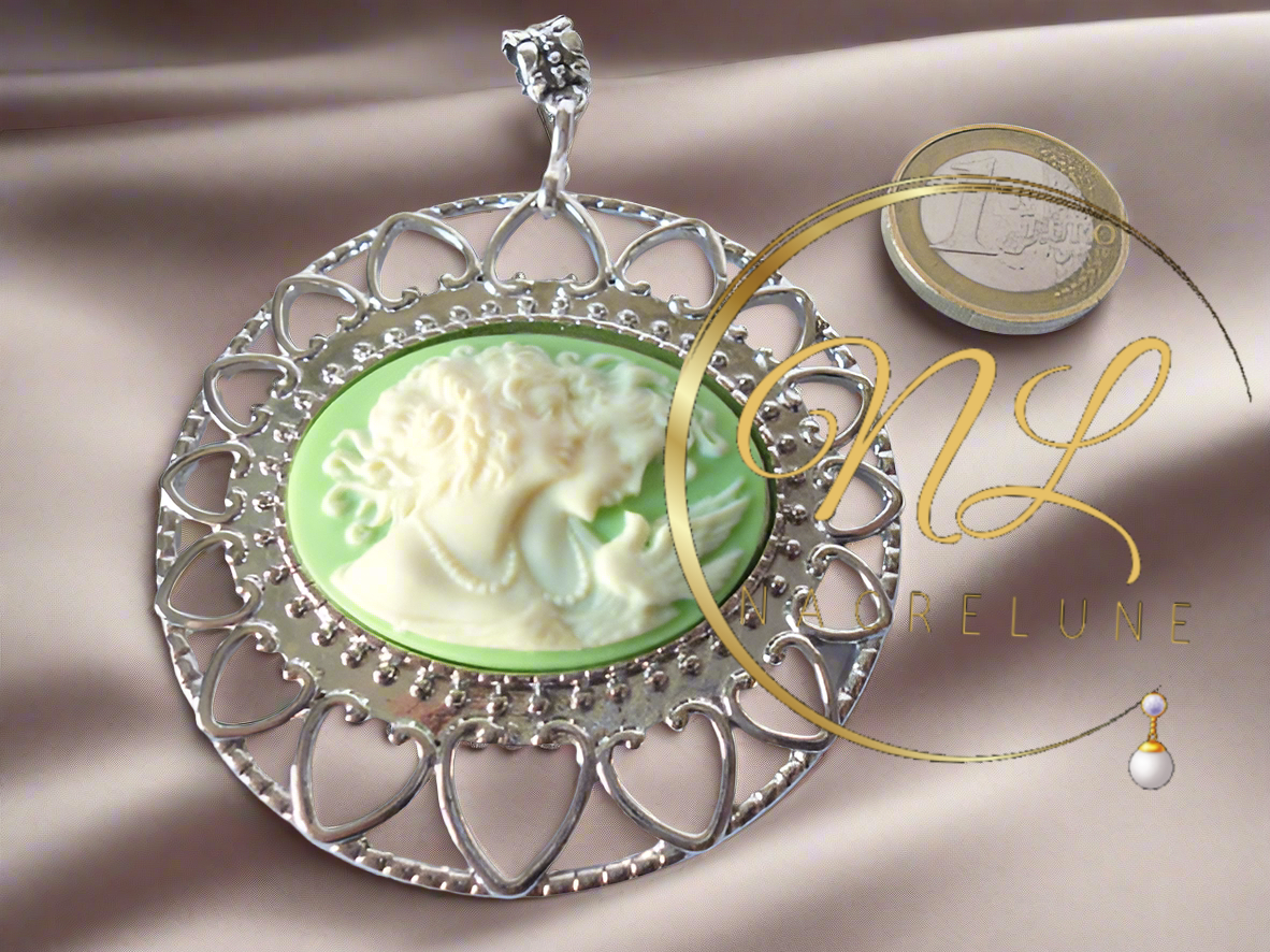 Grand pendentif camée en résine imitant le style ancien, vert