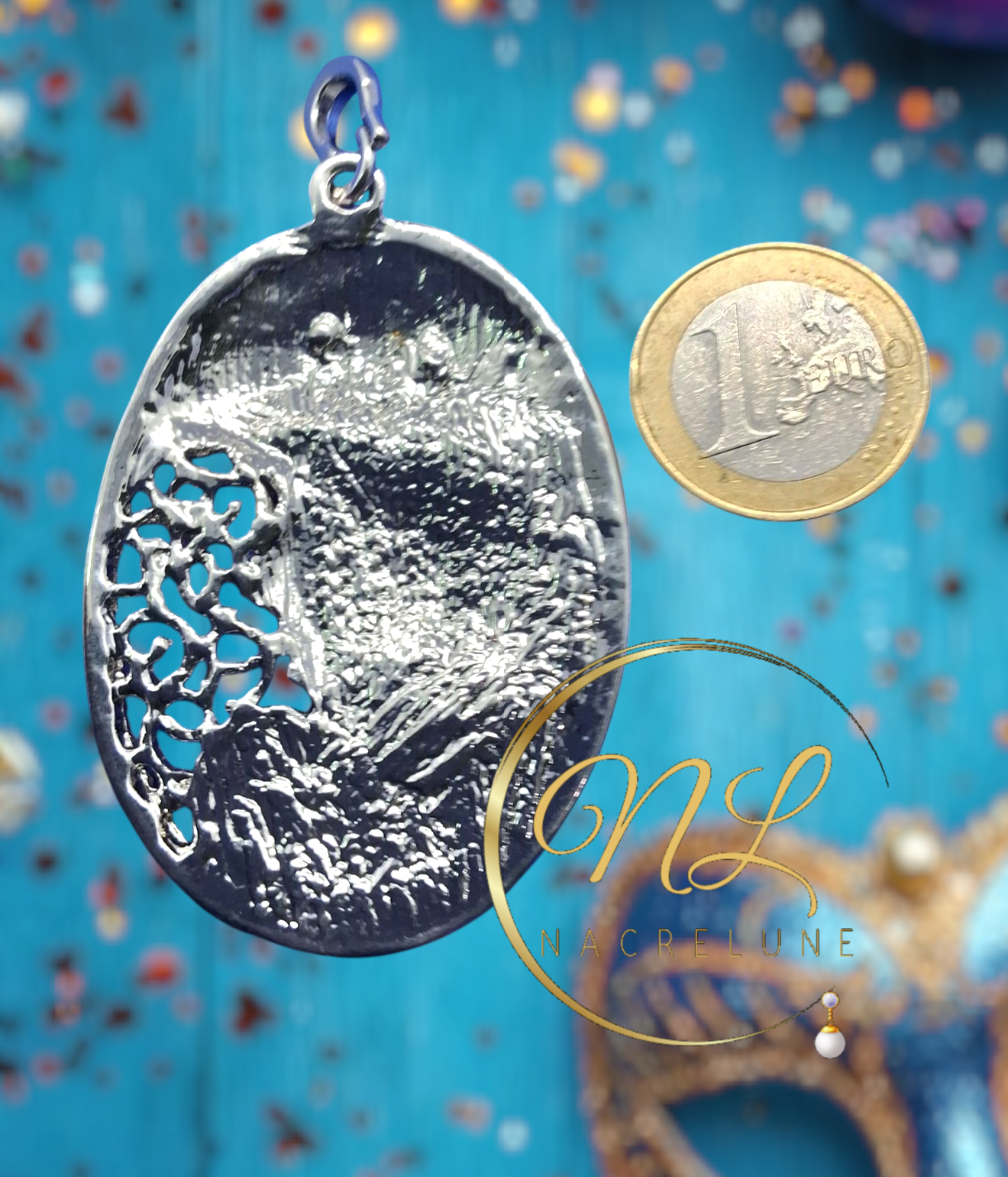 Pendentif en forme de masque vu de dos