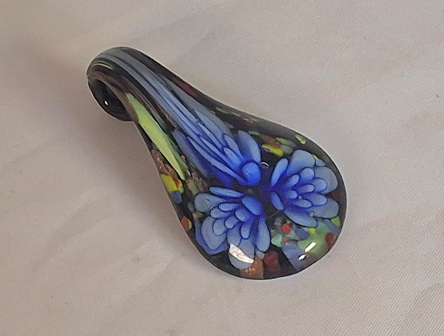 Pendentif en verre représentant une fleur colorée