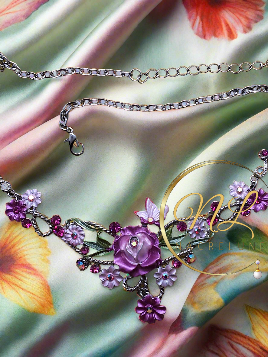collier en émail rose avec des fleurs délicates