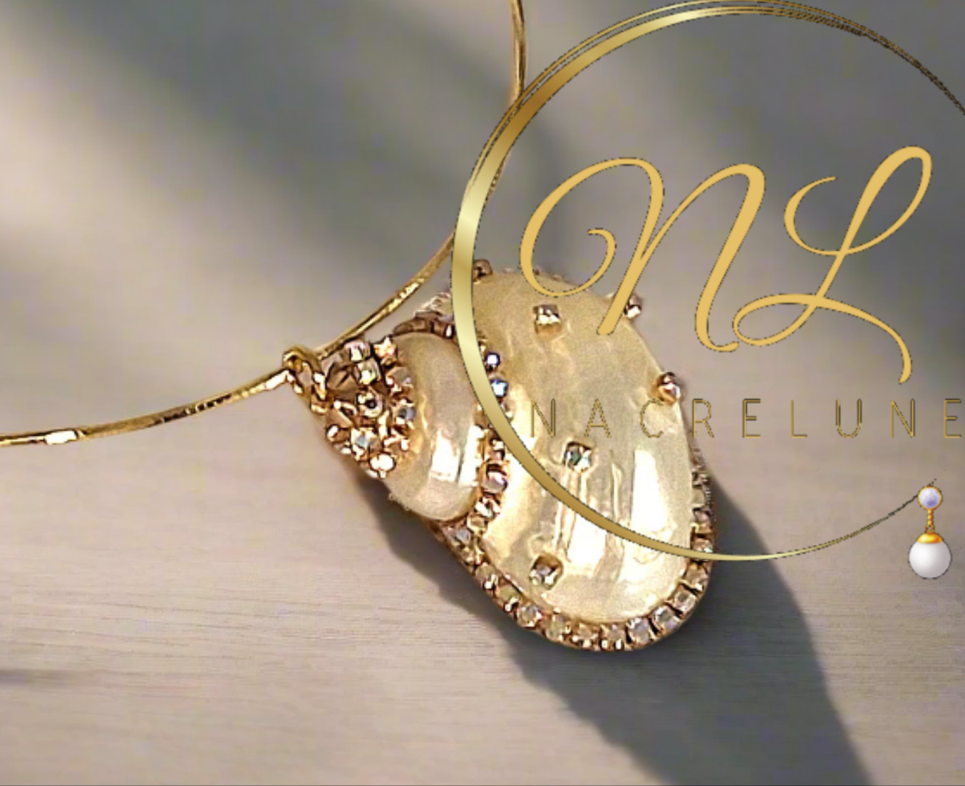 collier en nacre aux reflets multicolores, orné d'un pendentif en coquillage incrusté de strass