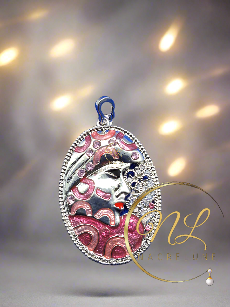 Pendentif en forme de masque rose