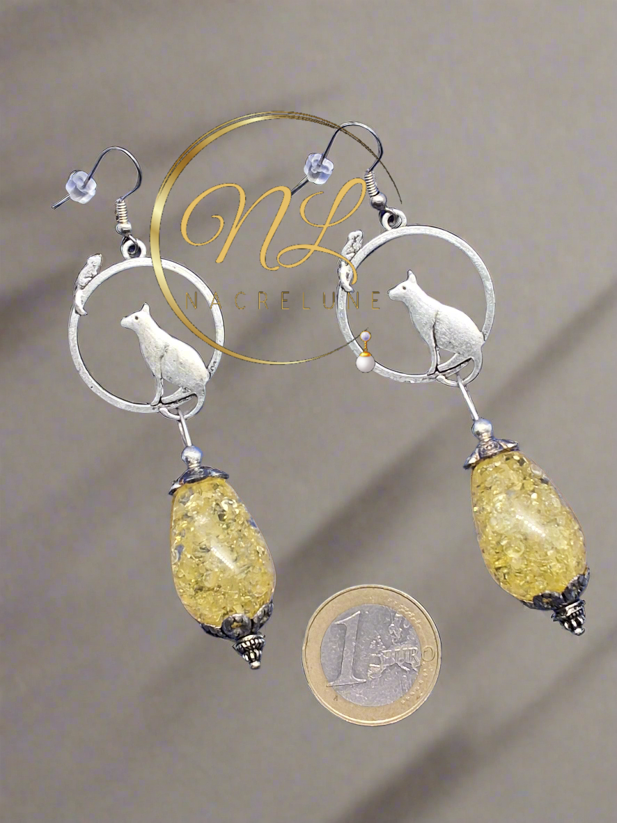 boucles d’oreille chat avec grande perle d’ambre reconstituée