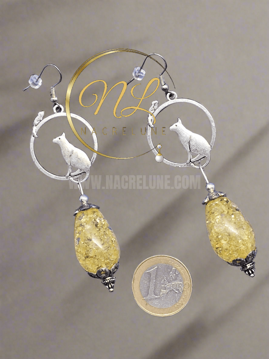 boucles d’oreille chat avec grande perle d’ambre reconstituée