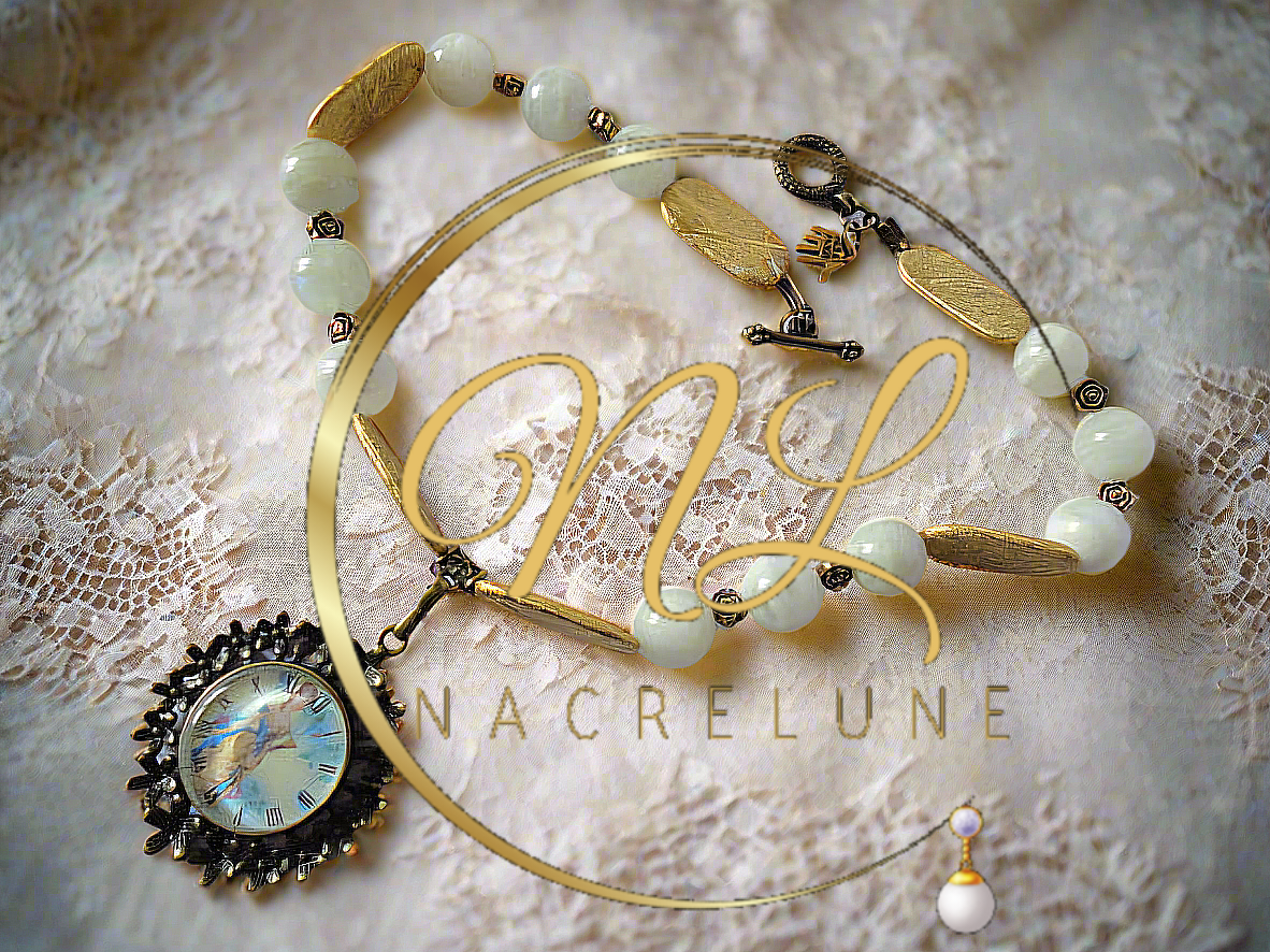 Collier en pierres de lune véritables et camée rond
