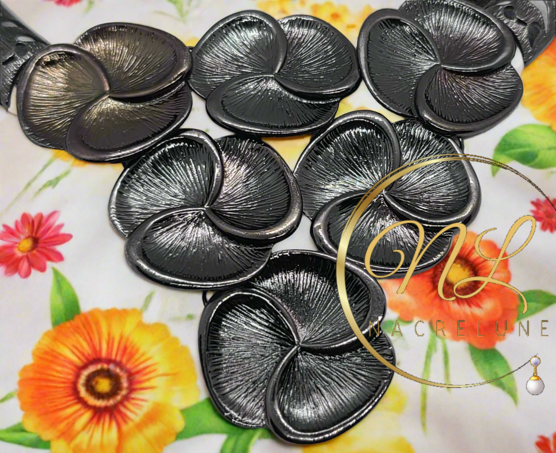 parure unique comprend un collier et une paire de boucles d'oreilles en métal argenté et doré, ornés de délicates fleurs.