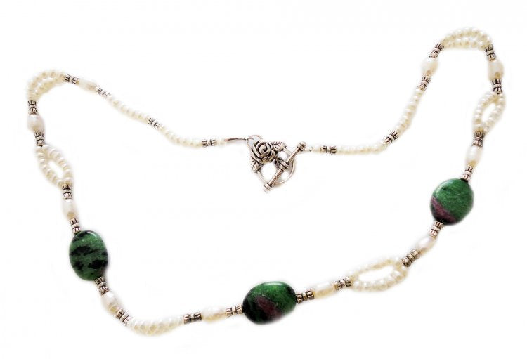 Collier en perles de culture et rubis zoïsites polis