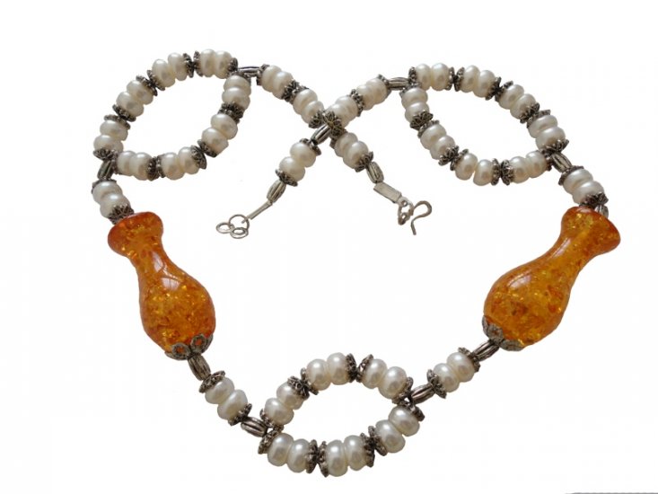 Collier en perles culture avec perles d'ambres pressé