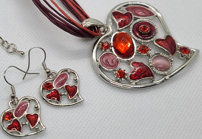 Enamel and rhinestone heart-shaped pendant with matching loops P334
