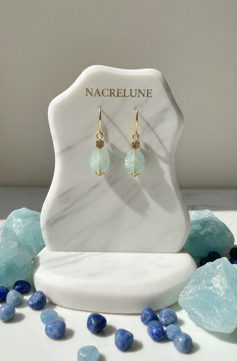 Boucles d'oreille en Aigue-Marine Facettée – Monture Dorée | NACRELUNE