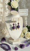 Boucles d'oreille en Améthyste – Monture Dorée & Intuition | NACRELUNE