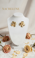 Boucles d'oreille Dorées Forme Fleur – Pétales Sculptés & Éclat Doré | NACRELUNE