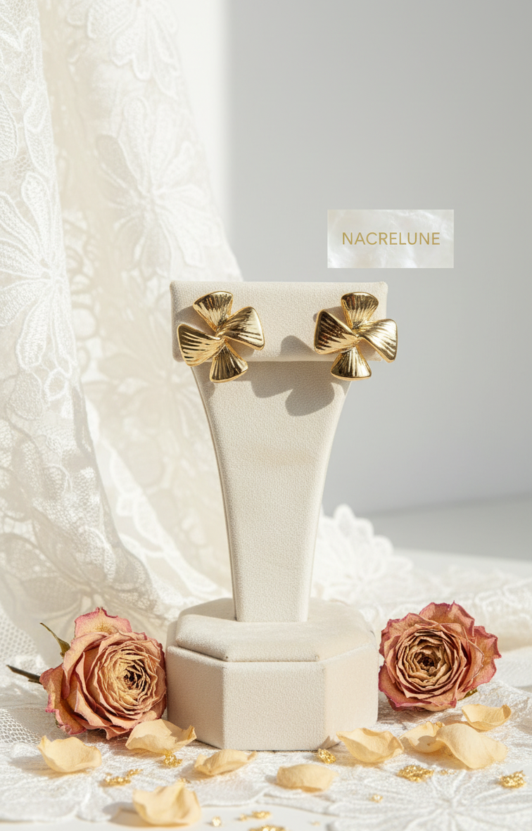Boucles d'oreille Dorées Forme Fleur – Pétales Sculptés & Éclat Doré | NACRELUNE