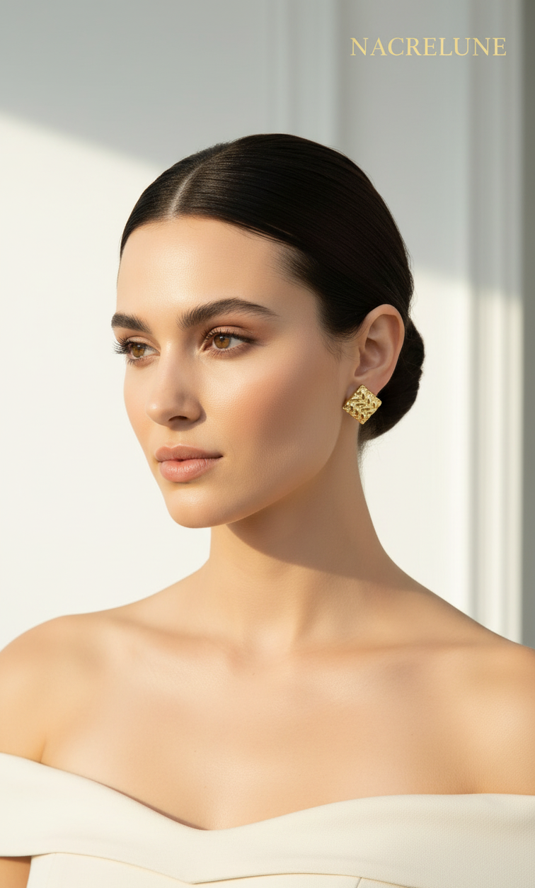 Pendientes Dorados Forma Rombo – Trenzado Dorado & Elegancia Gráfica | NACRELUNE