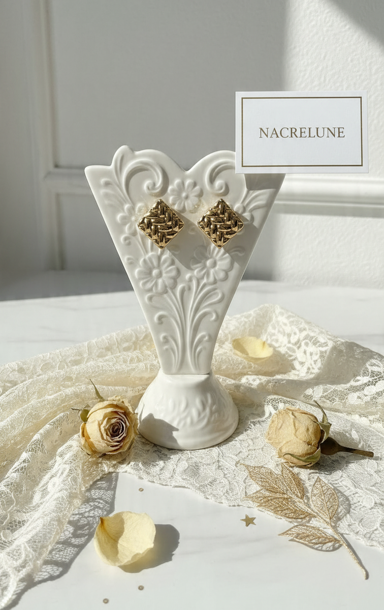 Boucles d'oreille Dorées Forme Losange – Tressage Doré & Élégance Graphique | NACRELUNE