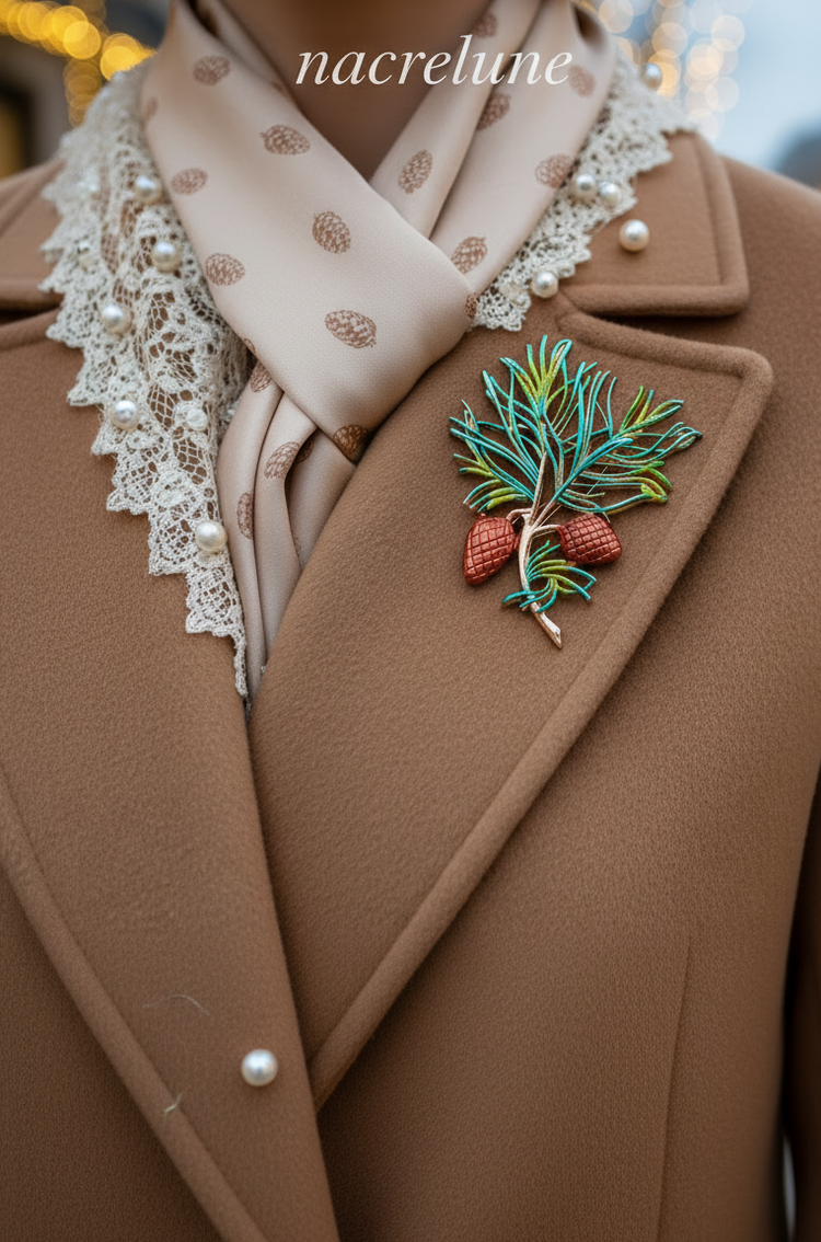 Broche Branche de Pin – Bijou Botanique Doré | NACRELUNE NACRELUNE broche