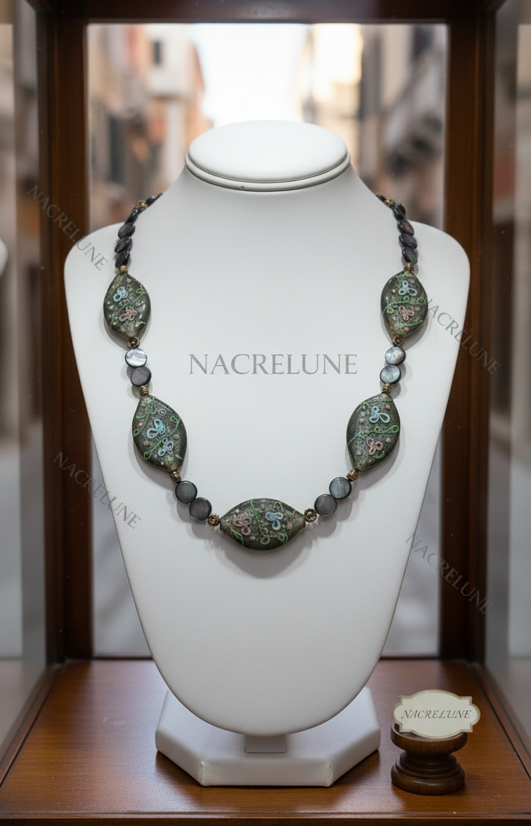 Collier en pastilles de nacre bleu et grandes perles de verre peintes à la main nacrelune.com collier