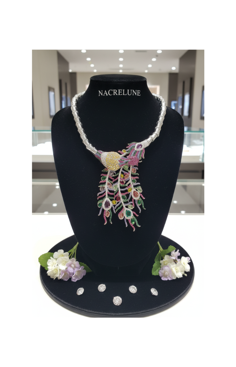 Collier en strass multicolores représentant un paon monté sur métal argenté