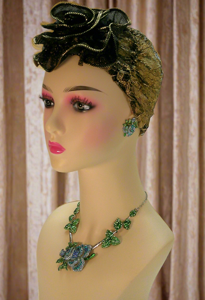 Parure en strass représentant des roses bleues