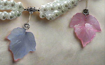 collier fantaisie aux couleurs pastels détail