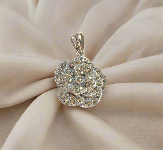 Pendentif en argent 925 et marcassites en forme de rose