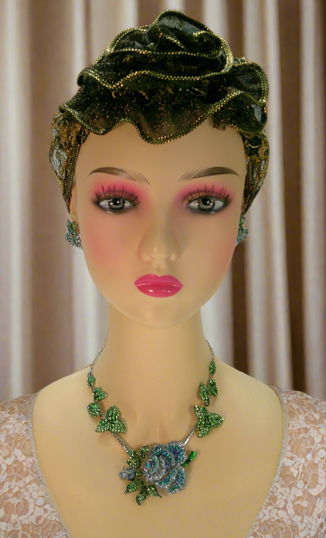 Parure en strass représentant des roses bleues