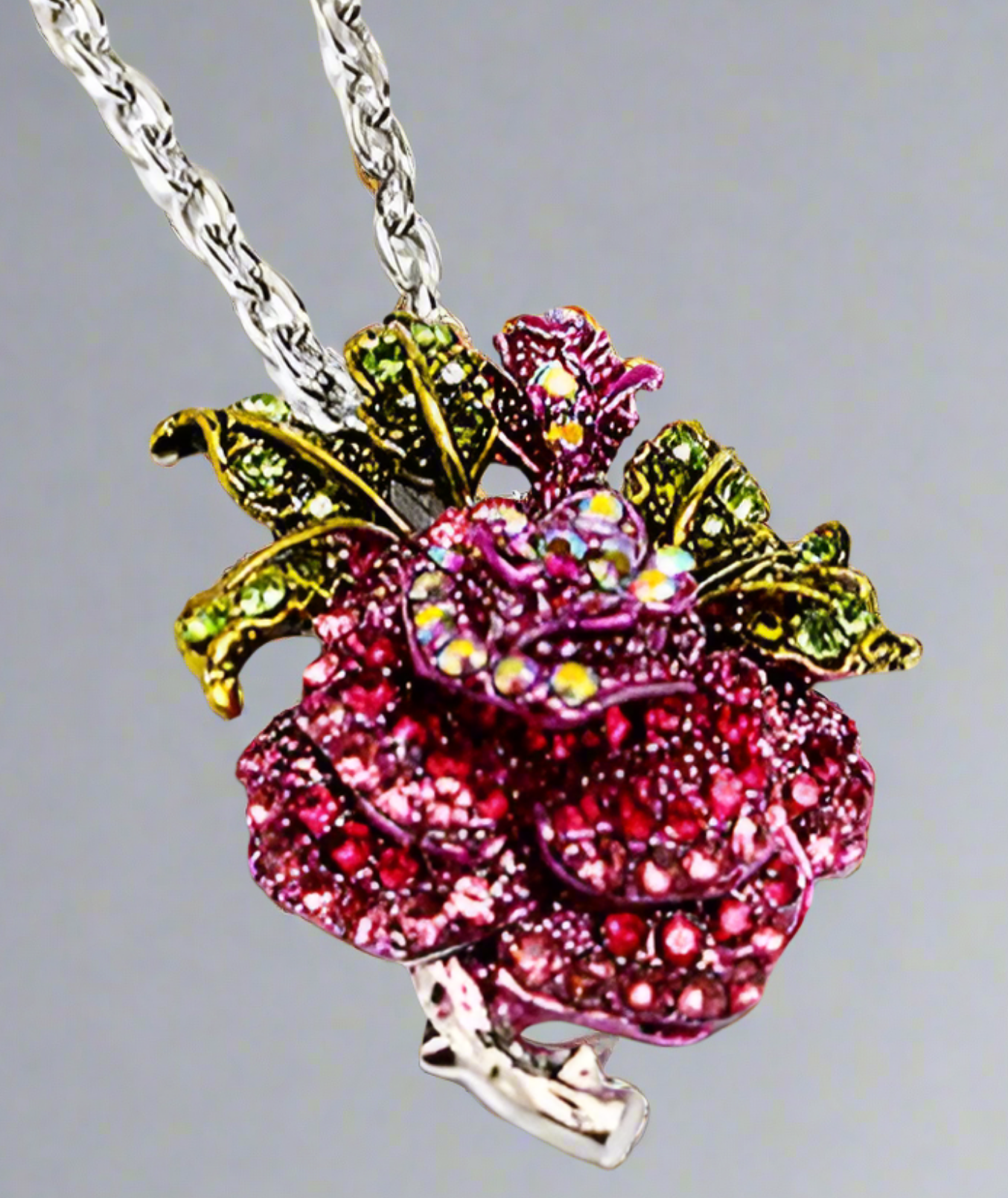 Pendentif en strass en forme de rose : 2 couleurs disponibles