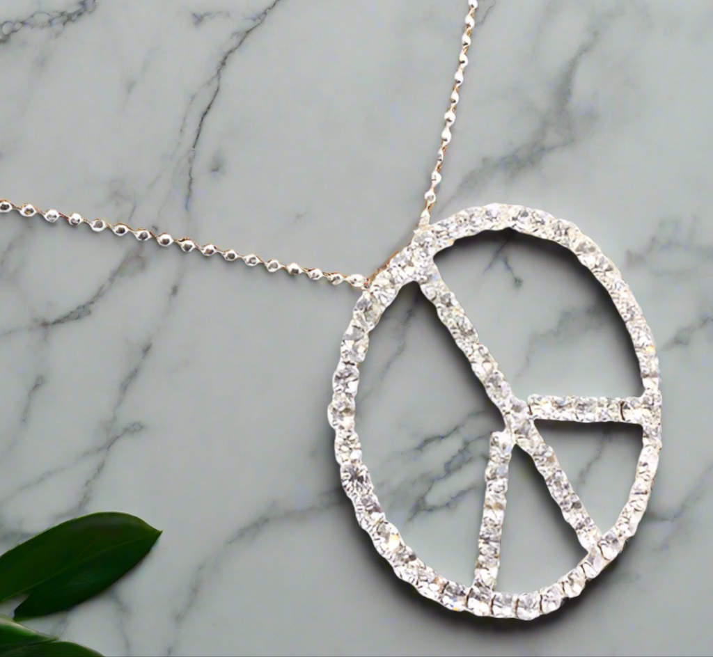 Pendentif en strass "peace and love" nacrelune.com pendentif
