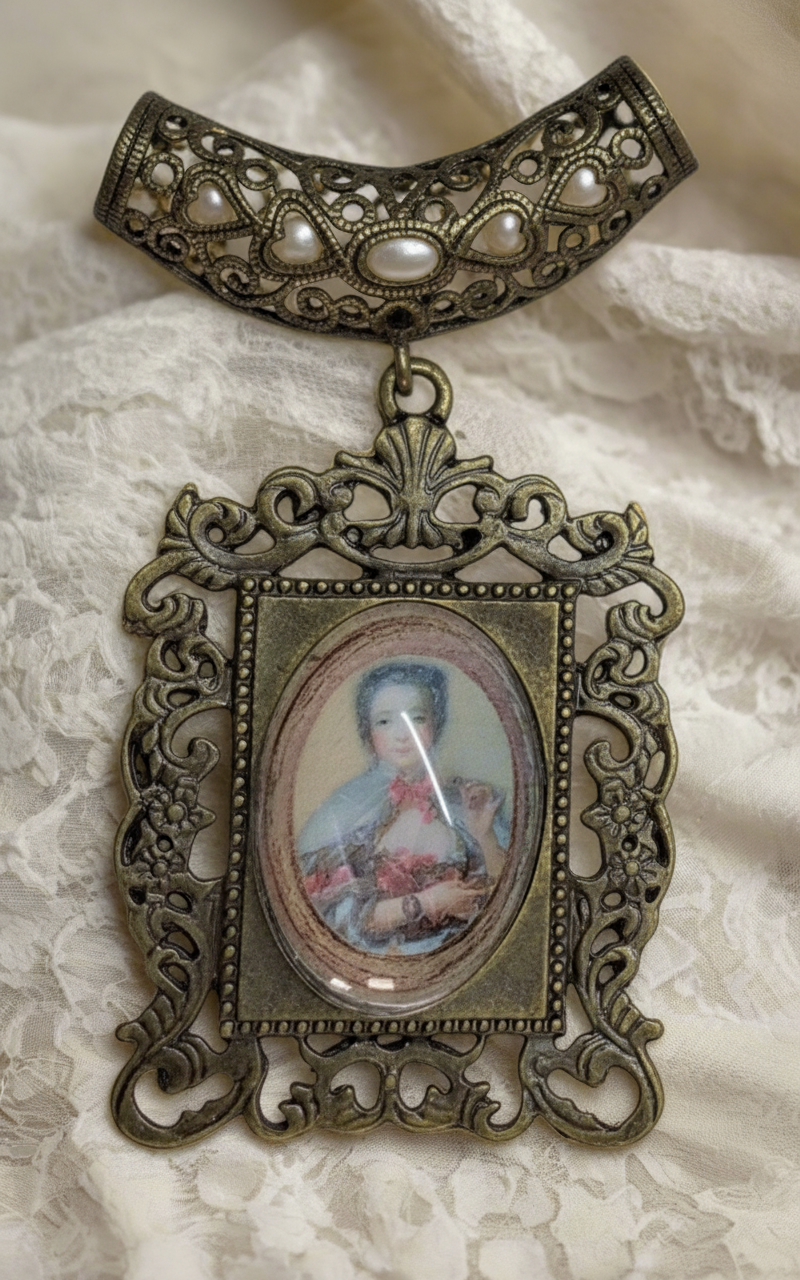 Petit pendentif camée style Versailles nacrelune.com pendentif