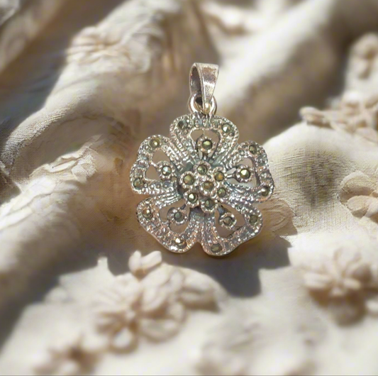 Pendentif en argent 925 et marcassites en forme de fleur