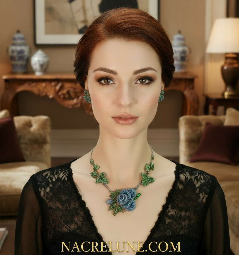 Parure en strass représentant des roses bleues NACRELUNE parure