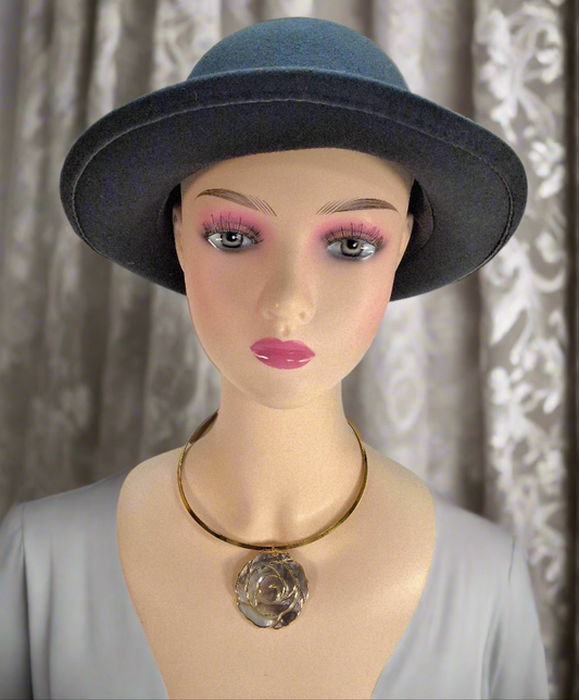 pendentif gris et or avec fleur en nacre