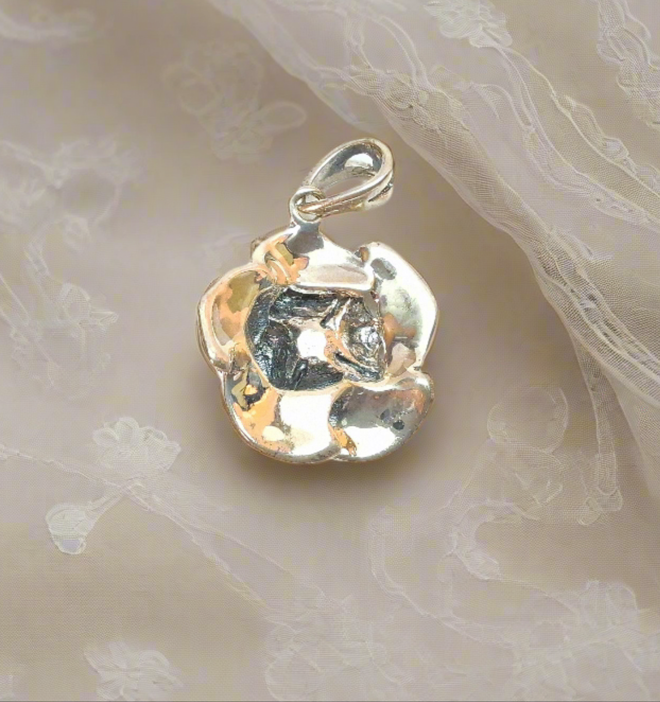 Pendentif en argent 925 et marcassites en forme de rose